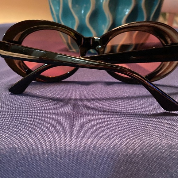 NEW BLACK CLOUT SUNGLASSES - Picture 2 of 2